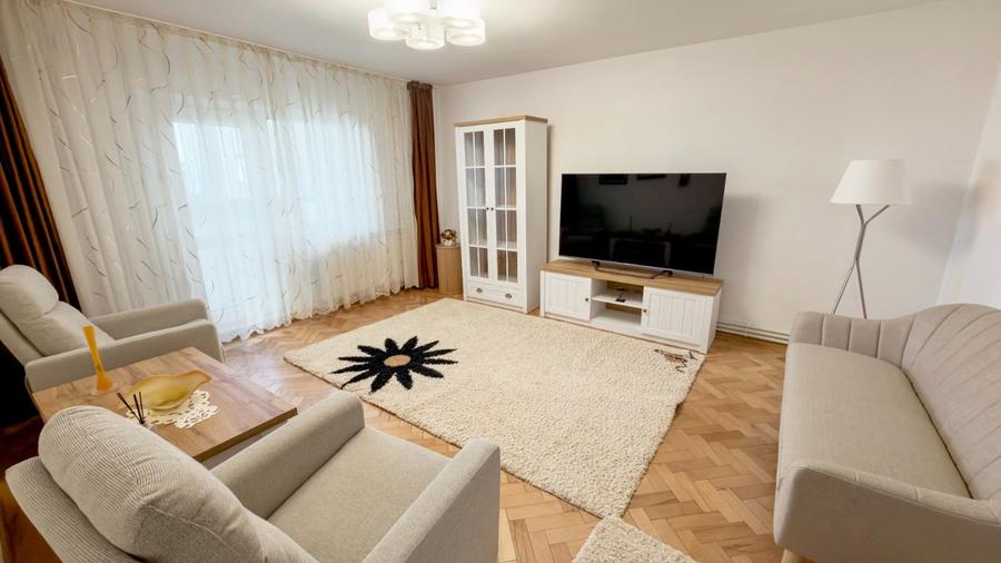 Apartament cu 4 camere decomandat în Micro 17