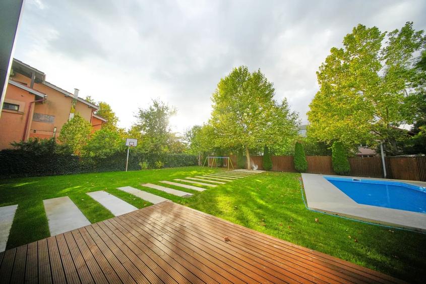 Casă individuală cu 6 camere decomandat cu Piscina în Pipera