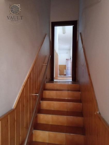 Casă individuală cu 12 camere cu Canalizare în Tineretului