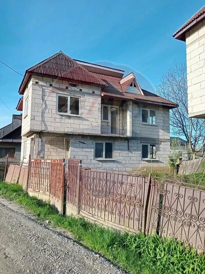 Casă cu 7 camere cu Teren 3650 Mp în Central