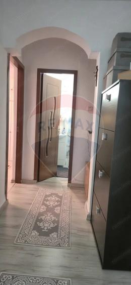Apartament cu 3 camere semidecomandat în Sud