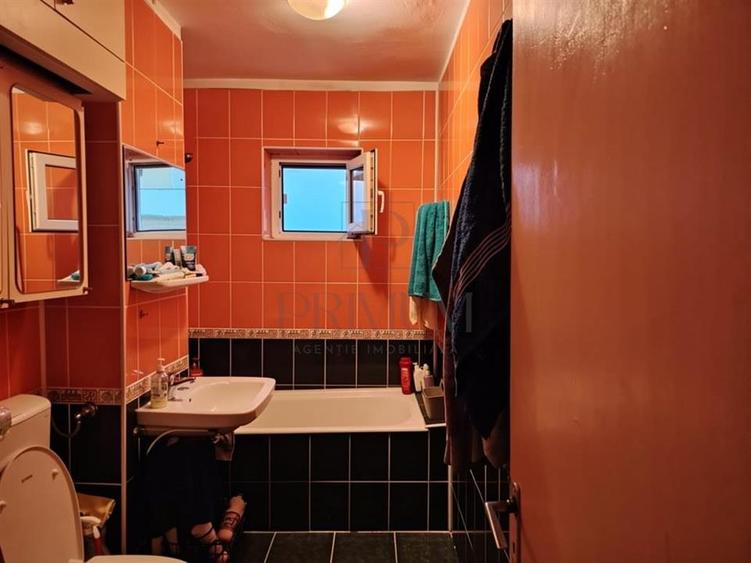 Apartament cu 3 camere decomandat în Girocului