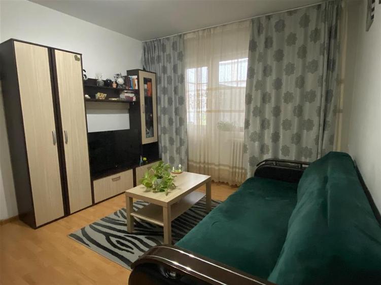 Apartament cu 3 camere semidecomandat în Podul de Piatră
