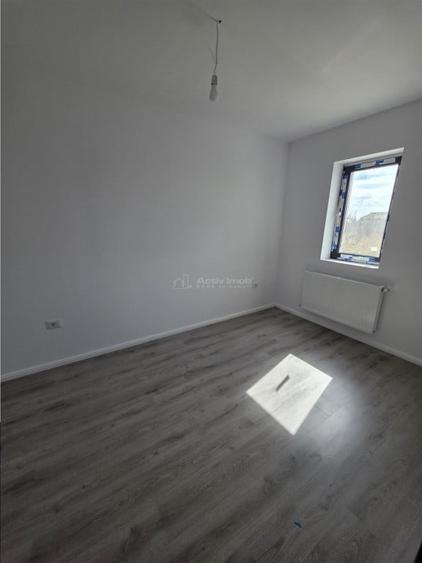 Apartament cu 3 camere semidecomandat în 1 Decembrie