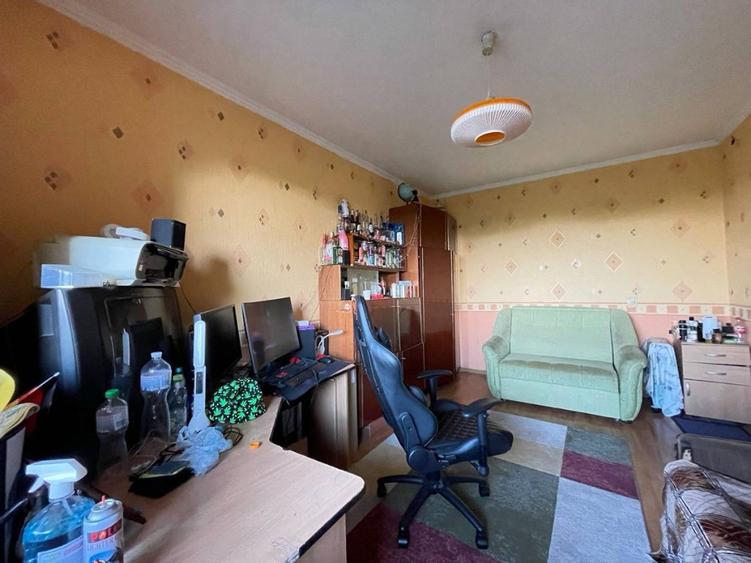 Apartament cu 3 camere decomandat în Europa
