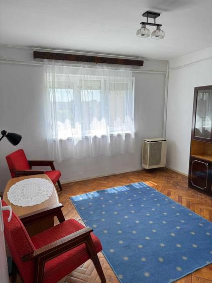 Apartament cu 3 camere semidecomandat în Central