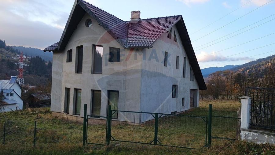 Casă individuală cu 9 camere cu Teren 2170 Mp în Central