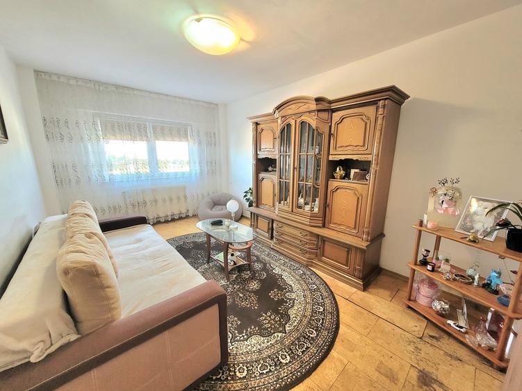 Apartament cu 3 camere decomandat în Calea București