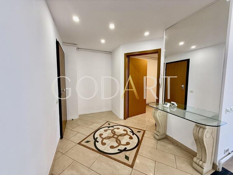 Apartament cu 5 camere semidecomandat în Primăverii