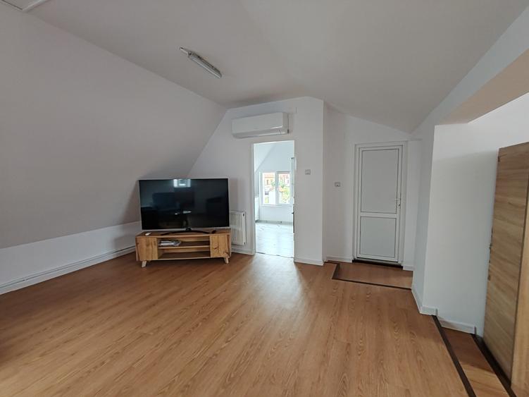 Apartament cu 4 camere decomandat în Central