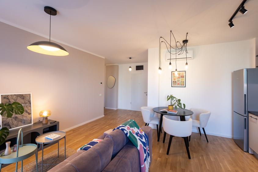 Apartament cu 2 camere semidecomandat, mobilat în Central