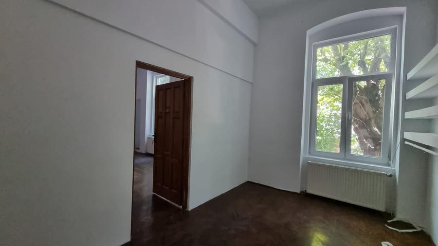 Casă individuală cu 5 camere cu Canalizare în Central