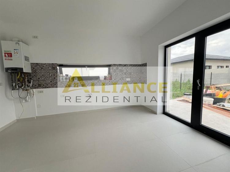 Casă individuală cu 4 camere decomandat cu Canalizare în Berceni