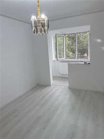 Apartament cu 3 camere semidecomandat în Tomis Nord