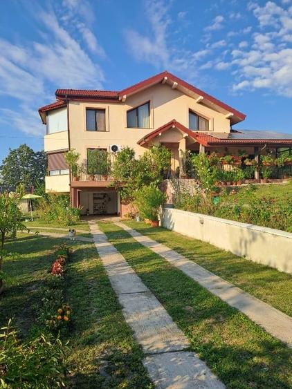 Casă individuală cu 5 camere cu Canalizare în Bucium