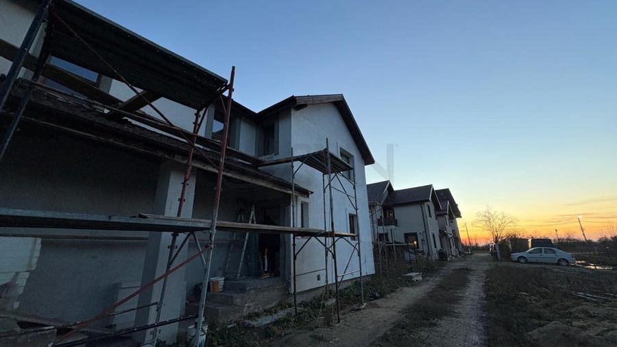 Casă individuală cu 4 camere cu Teren 30 Mp în Tunari