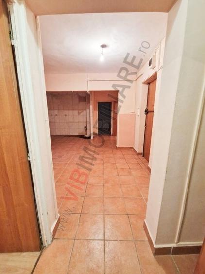 Apartament cu 4 camere semidecomandat, mobilat în Văcăresti