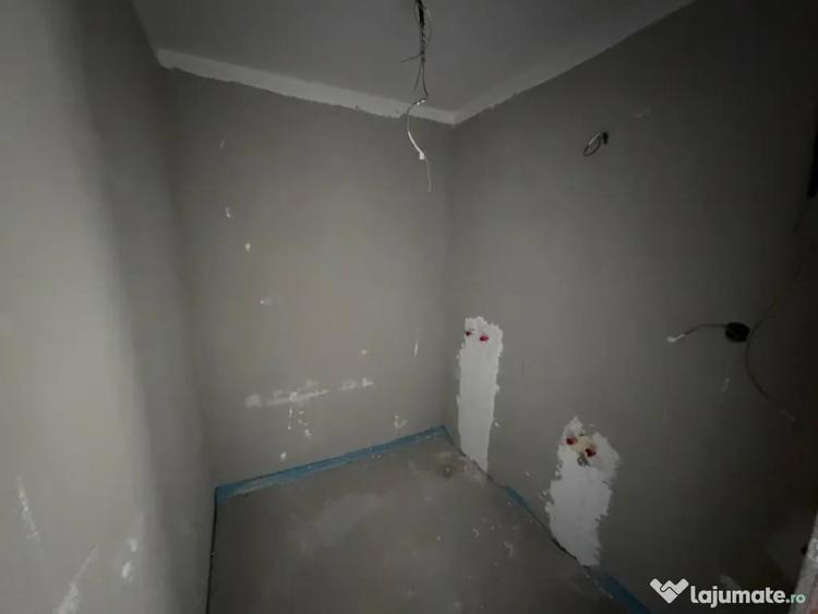 Apartament cu 3 camere decomandat în Florești
