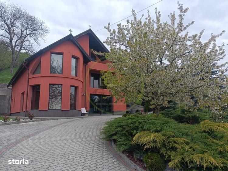 Casă cu 4 camere cu Teren 1600 Mp în Central