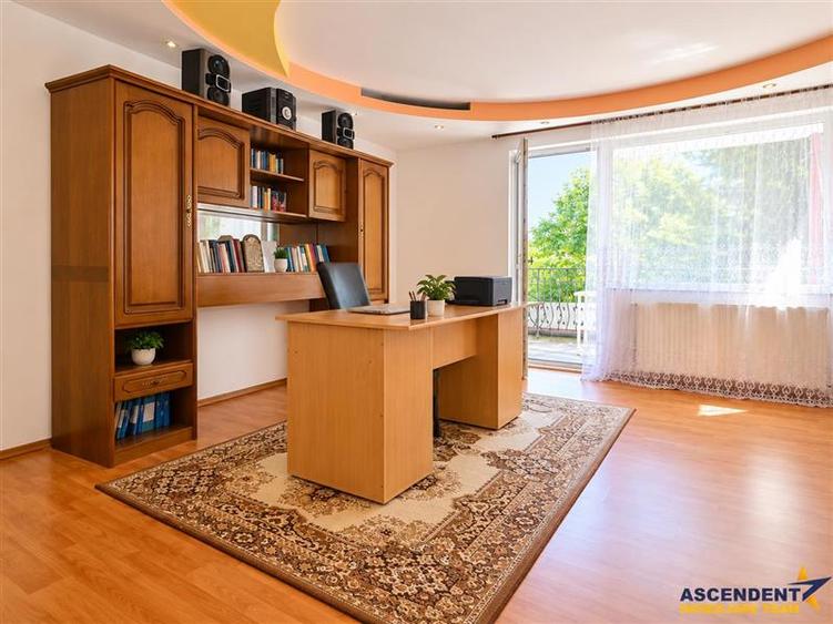 Duplex cu 13 camere cu Canalizare în Central