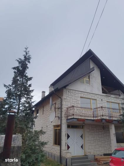 Casă cu 4 camere cu Teren 200 Mp în Central