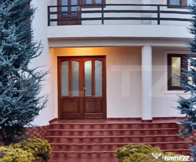 Casă cu 7 camere cu Teren 1178 Mp în Central