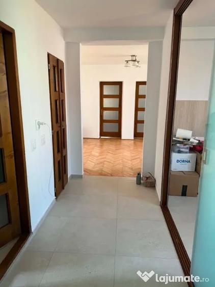 Apartament cu 3 camere semidecomandat în Andrei Mureșanu