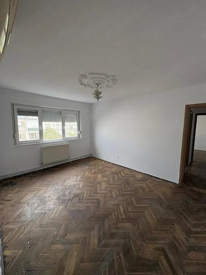 Apartament cu 4 camere semidecomandat în Dacia