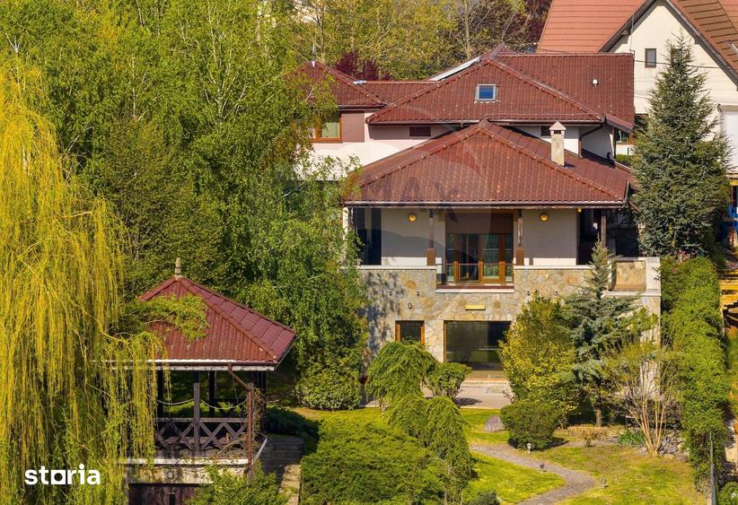 Casă cu 9 camere cu Teren 1526 Mp în Mogoșoaia