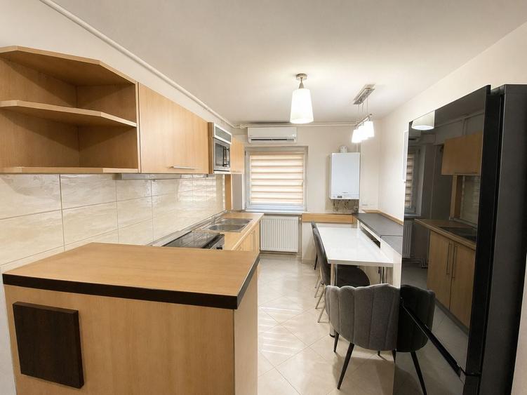 Apartament cu 3 camere decomandat, mobilat în Aradului