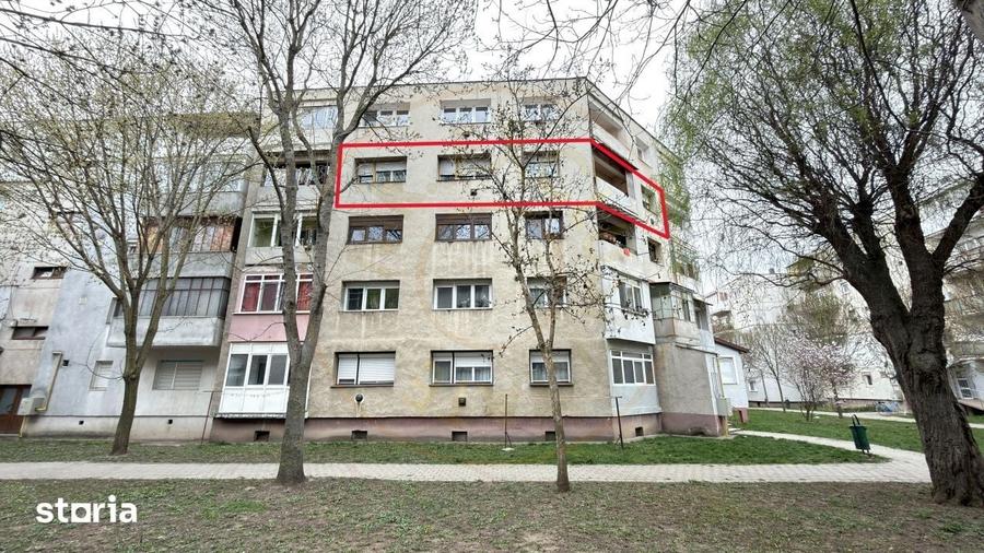 Apartament cu 3 camere semidecomandat, mobilat în Central