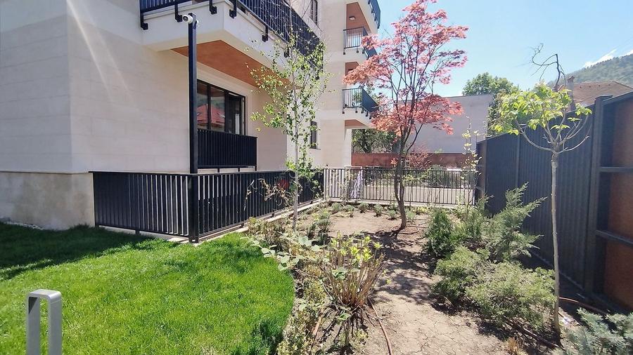 Apartament cu 3 camere semidecomandat, mobilat în Brașovul Vechi