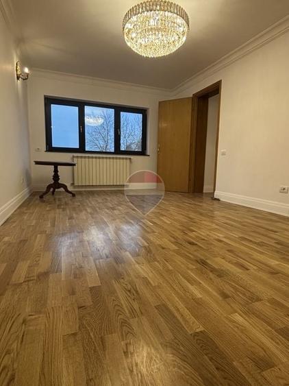 Duplex cu 6 camere cu Teren 350 Mp în Central