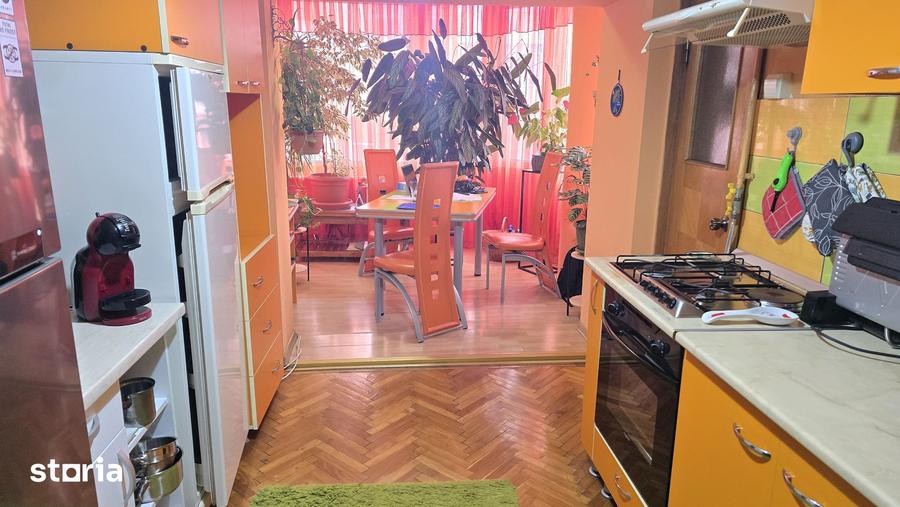 Vand apartament cu 3 camere Deva, etaj 1, din anul 2000, 157 mp, BOXA - 4