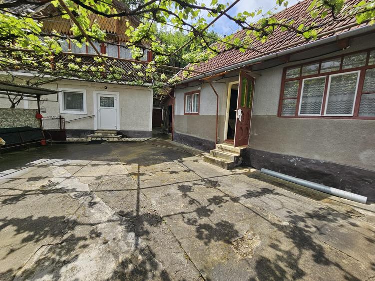 Casă cu 6 camere cu Teren 1800 Mp în Călugareni