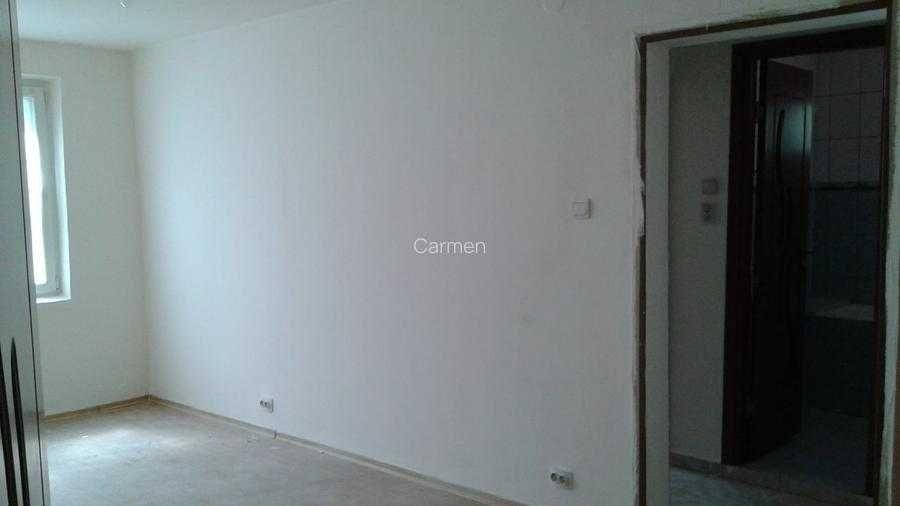 Apartament cu 4 camere semidecomandat în Crângași