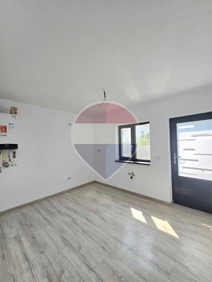 Casă individuală cu 3 camere cu Teren 250 Mp în Sud-Est