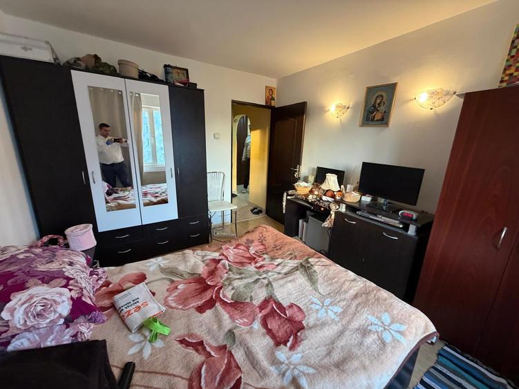 Apartament cu 3 camere semidecomandat în Dristor
