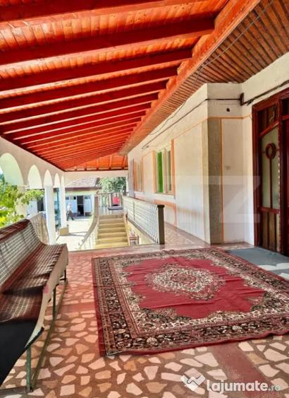 Casă cu 8 camere cu Teren 2235 Mp în Central