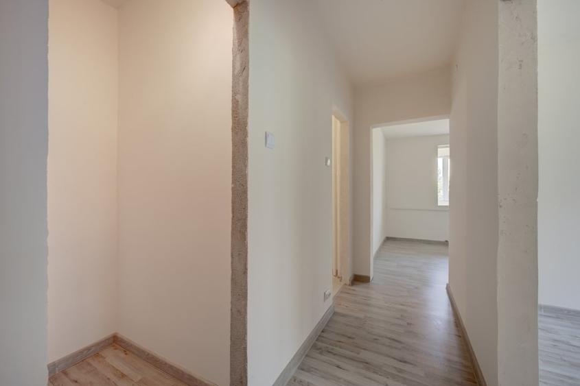 Apartament cu 3 camere semidecomandat în Baba Novac