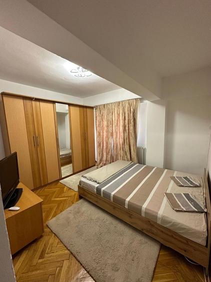 Apartament cu 3 camere decomandat în Exterior Vest