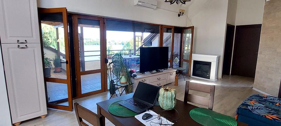 Apartament cu 3 camere semidecomandat, mobilat în Dămăroaia