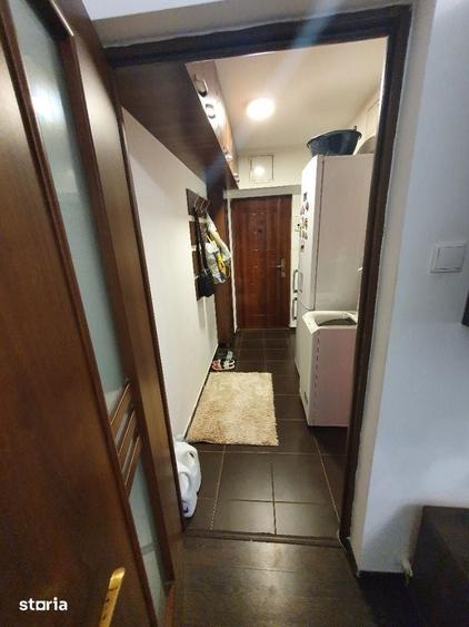 Apartament cu 2 camere semidecomandat în Craiovița Nouă