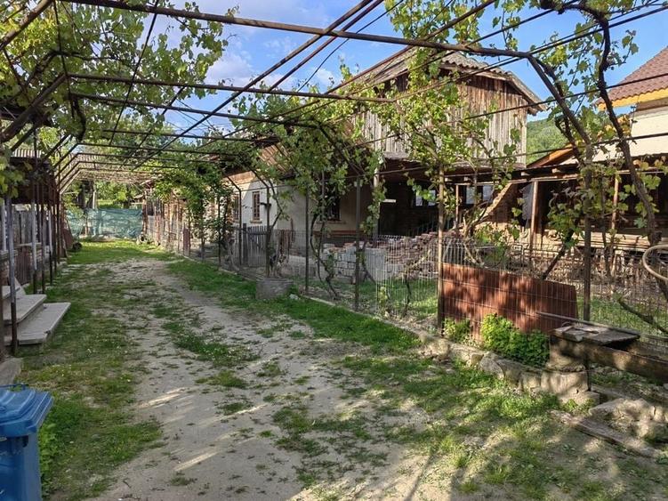 Casă cu 4 camere în Hurezani