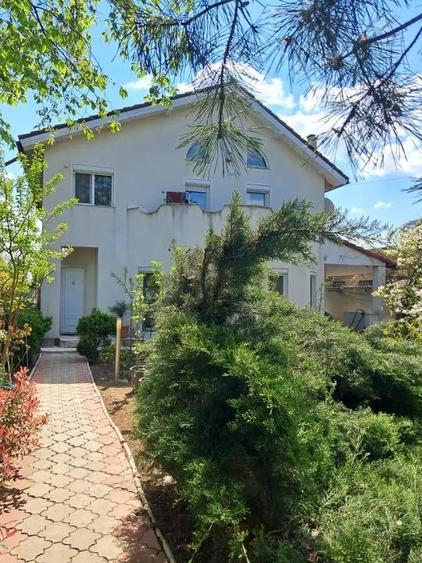 Casă cu Teren 500 Mp în Roșu