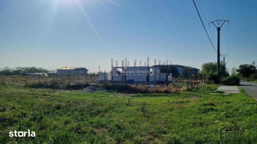 Teren de 800 mp, în Titan
