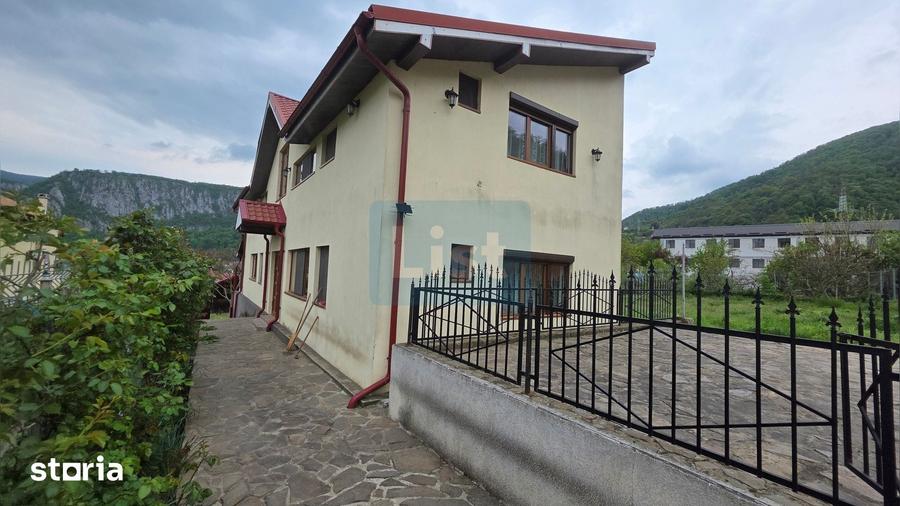 Casă cu 6 camere cu Teren 1361 Mp în Dubova