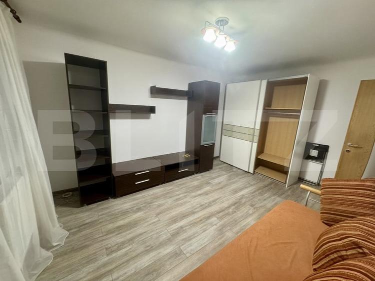 Garsonieră decomandată, mobilată în Rovine