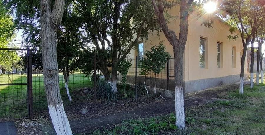 Casă cu 6 camere cu Teren 1400 Mp în Checea