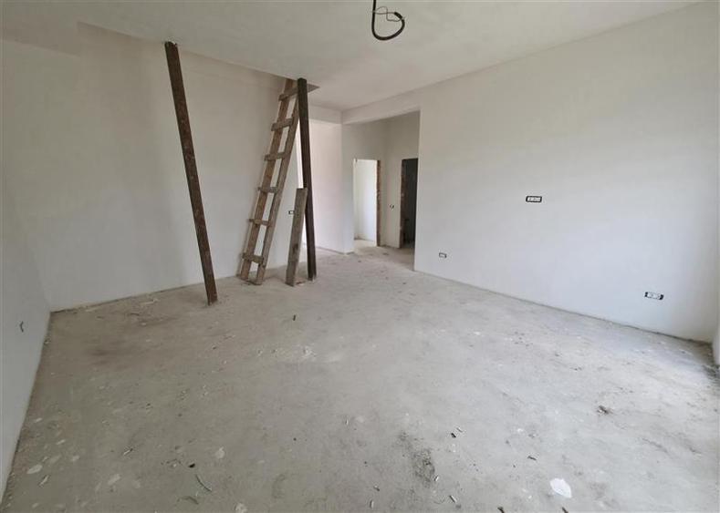 Casă individuală cu 5 camere cu Canalizare în Tunari